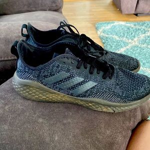 Men’s Adidas 8 1/2 black model number 1Y3011.